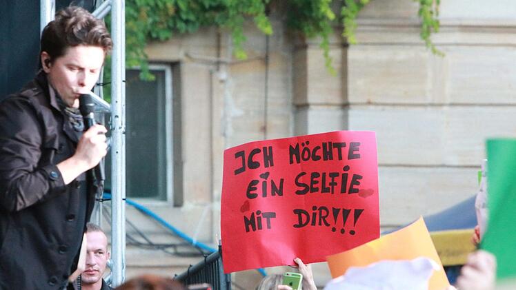 Umjubelter Auftritt: Michael Patrick Kelly fasziniert im ausverkauften Schlosshof von Tambach. Foto: Jochen Berger