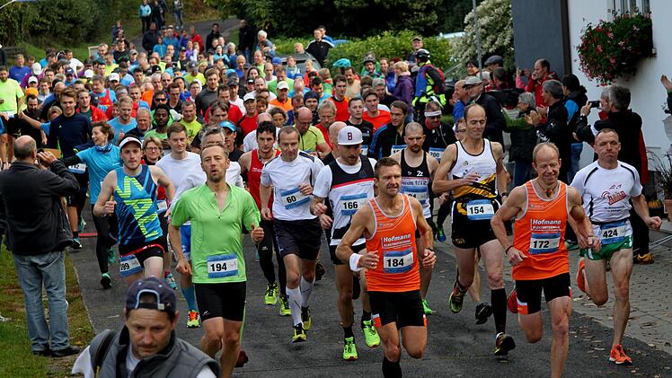 Groß war das Feld der Sportler, die den Halbmarathon über den Zabelstein in Angriff nahmen. Bereits beim Start läuft der spätere Sieger Sven Starklauf (Nummer 184) ganz vorne mit.