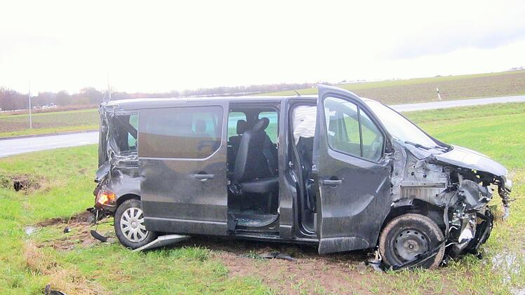 Im Landkreis Coburg ist ein Sattelzug mit einem Kleinbus zusammengesto&szlig;en. In dem sa&szlig;en acht Menschen. Polizei