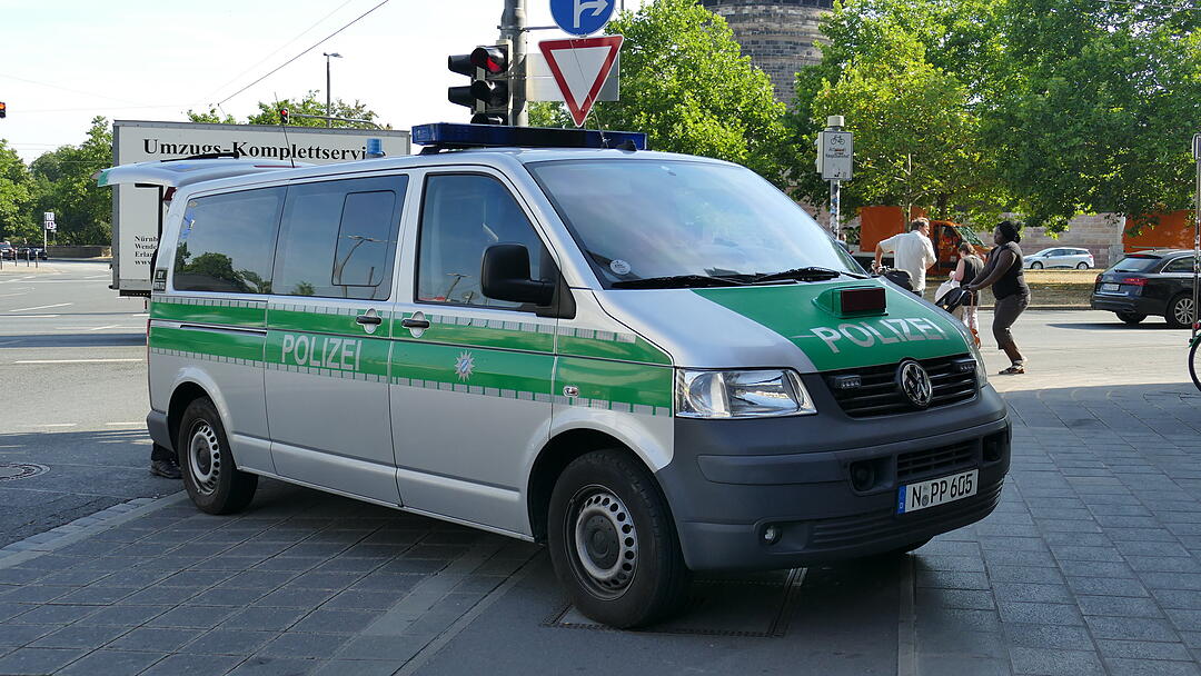 Großeinsatz in Nürnberg: Polizei fahndet nach Flüchtigem