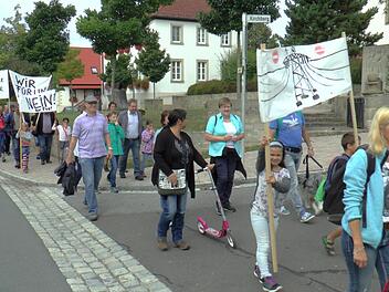 Rund 100 Teilnehmer nahmen von Ermershausen bis nach Pfaffendorf an dem Protestmarsch gegen die geplante Stromtrasse P44 teil.Christian Licha
