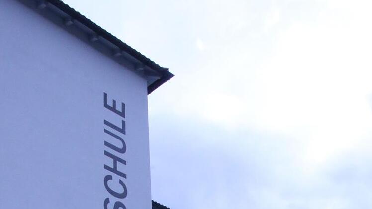 Der Schriftzug der Schule an der fertigen Fassade zur St.-Georg-Straße hin. Foto: Matthias Einwag