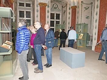 Die aktuelle Ausstellung von Bücherschätzen findet reges Interesse.
