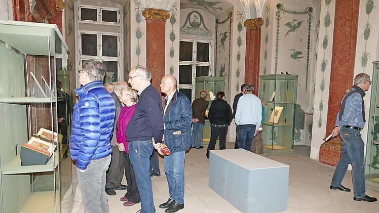 Die aktuelle Ausstellung von Bücherschätzen findet reges Interesse.
