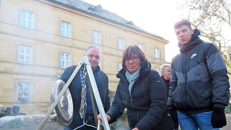 Gulaschsuppe aus dem Kessel servierte "Chefin" Martina Fischer mit ihren Helfern Mesut (links) und Paul (rechts).