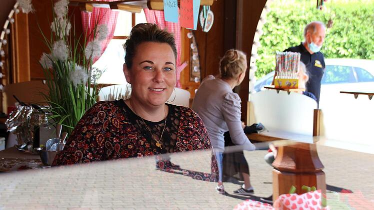 Angelique Zinnecker bleibt trotz der düsteren Aussichten zuversichtlich. Die Forchheimer Schausteller-Großfamilie hat gestern unterhalb der Piastenbrücke in Forchheim einen kleinen Markt eröffnet und verkauft dort Langos und süße Leckereien.  Foto: Ronald Heck