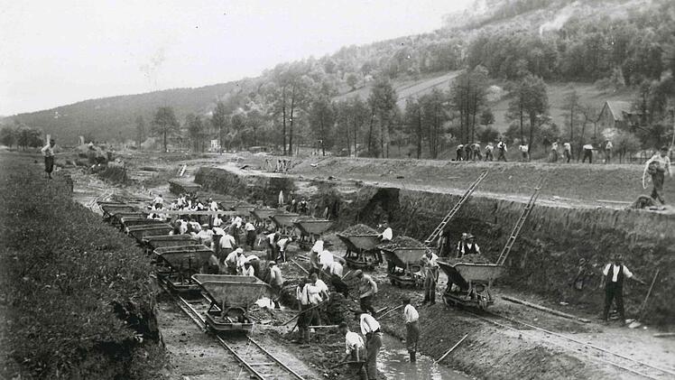 Mit reiner Handarbeit wurde die Flutmulde in den 1930er Jahren ausgehoben. Foto: Stadtarchiv