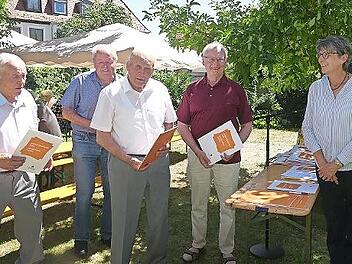 Die erste Vorsitzende Monika Geinzer ehrt die Jubilare f&uuml;r 60, 61 und 62 Jahre Mitgliedschaft bei Kolping.