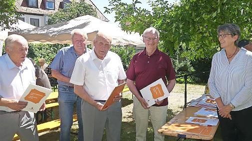Die erste Vorsitzende Monika Geinzer ehrt die Jubilare für 60, 61 und 62 Jahre Mitgliedschaft bei Kolping.
