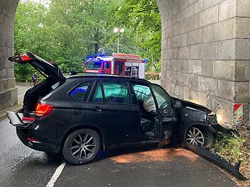 Schirnding: Auto mit Br&uuml;cke kollidiert
