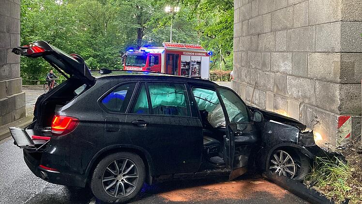 Schirnding: Auto mit Br&uuml;cke kollidiert