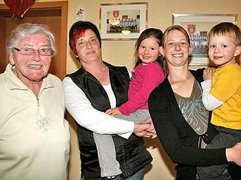 Vier Generationen im Singvogelschutzverein: Melanie Roppelt (rechts, wurde für 25-jährige Mitgliedschaft geehrt) mit ihren Kindern David und Alina, Renate Roppelt und Melanies Oma Agathe Roppelt (links), die bereits Ehrenmitglied des Vereins ist.  Fotos: Evi Seeger