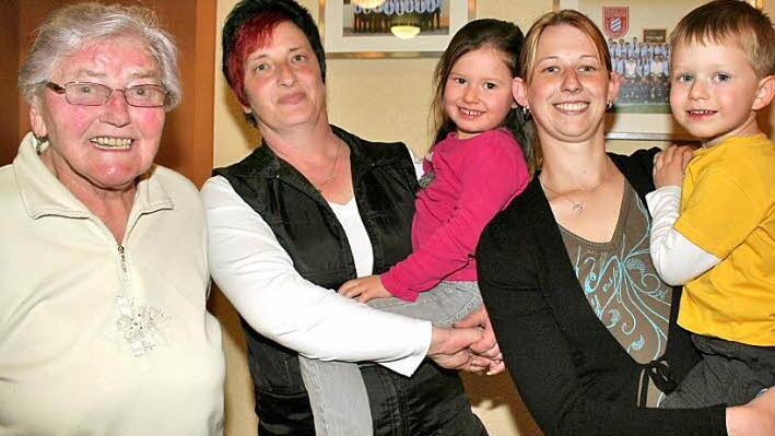 Vier Generationen im Singvogelschutzverein: Melanie Roppelt (rechts, wurde für 25-jährige Mitgliedschaft geehrt) mit ihren Kindern David und Alina, Renate Roppelt und Melanies Oma Agathe Roppelt (links), die bereits Ehrenmitglied des Vereins ist.  Fotos: Evi Seeger