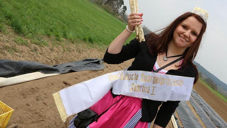 Sabrina I. hat's drauf, die Spargelprinzessin hat zum Saisonauftakt in Hirrschaid in vollem Ornat gekonnt Stengel aus den Boden geholt. Der Ertrag hat für das Mittagessen der Gäste ausgereicht. Fotos: Barbara Herbst