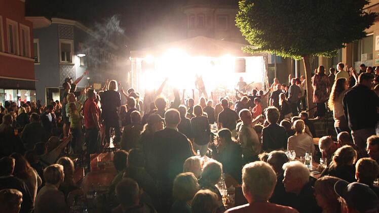 Ihnen gehörte die Nacht: Ac(c)oustic Jam spielte am Samstagabend auf dem Marktplatz Bad Brückenau. Foto: Friedemann Müller