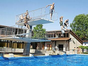 Wer zeigt die schönsten Sprünge? Im Eltmanner Freibad findet am Samstag ein Arschbombenwettbewerb statt.  Foto: Sabine Weinbeer/Archiv