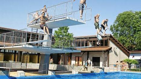 Wer zeigt die schönsten Sprünge? Im Eltmanner Freibad findet am Samstag ein Arschbombenwettbewerb statt.  Foto: Sabine Weinbeer/Archiv
