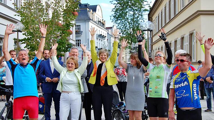 Tour-Organisator Hubert Seiter, geschäftsführender Vorstand des Krebsverbandes Baden-Württemberg, und seine Begleiter dankten mit einer La-Ola-Welle für den freundlichen Empfang in Bad Kissingen . Foto: Sigismund von Dobschütz
