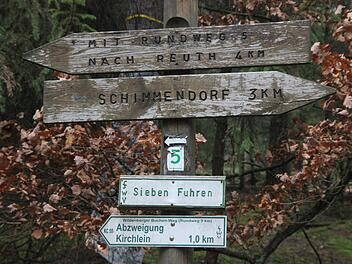 Beschilderung am Drehkreuz im Wald. Bei den "Sieben Fuhren" zwischen Gärtenroth, Wildenberg und Hain treffen die Waldwege aufeinander.  Foto: Friedwald Schedel