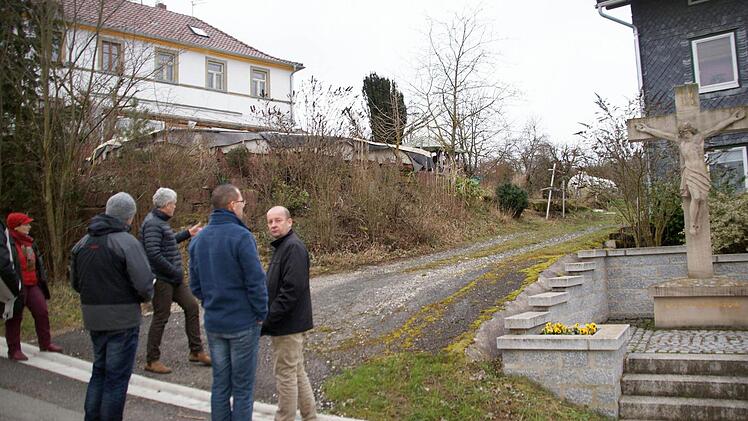 Den vorbeiführenden schmalen Weg möchte der Eigentümer des rechts zu sehenden Anwesens 40 Zentimeter tiefer legen, um Änderungen am Gebäude vornehmen zu können, würde auch die Kosten hierfür übernehmen. Foto: Mario Deller