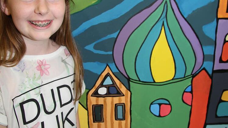 Laura Stöcker (11) gibt ehrlich zu, dass es bei der Malarbeit auch kleine Patzer gab: so ging im See die angemischte Farbe aus, die jungen Künstler mussten neu anmischen. Doch das Ergebnis ist trotzdem perfekt. Foto: Sonny Adam