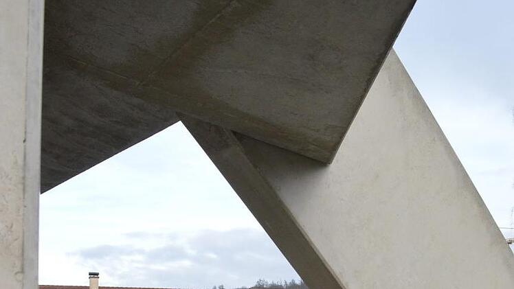 Blick vom Euthanasie-Mahnmal in Maria Bildhausen zum Friedhof, in dem auch Leopold B. begraben ist.  Isolde Krapf