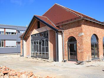 An dem alten sanierten Heizhaus bleibt die Backsteinfassade sichtbar.  Foto: Andreas Dorsch