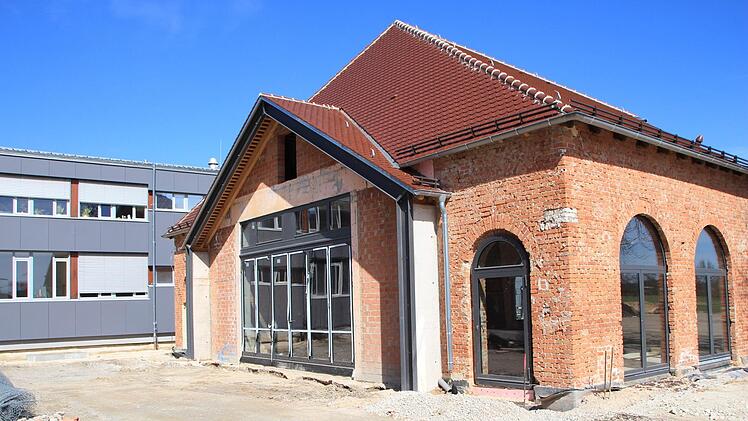 An dem alten sanierten Heizhaus bleibt die Backsteinfassade sichtbar.  Foto: Andreas Dorsch