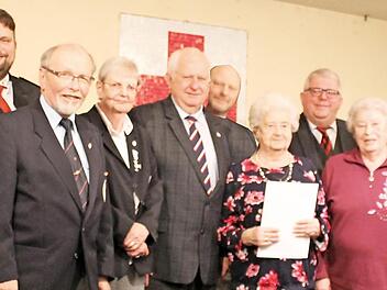 Von links: Michael Hörmann (BRK-Kreisbereitschaftsleiter), Christoph Treubel (stellv. BRK-Kreisbereitschaftsleiter), Pius Schiele (Zweiter stellv. BRK-Vorsitzender), Evalies Meier (BRK-Vorsitzende), stellv. Landrat Johann Pfister, Gerald Beck (40 Dienstjahre), Annemarie Preuß (50 Dienstjahre), Dritter Bürgermeister Wolfgang Metzner, Maria Ziegmann (60 Dienstjahre), Bernhard Weber, Georg Jäger und Konrad Kießling (alle drei 40 Dienstjahre) Foto: p