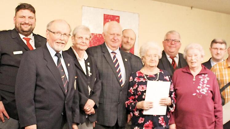 Von links: Michael Hörmann (BRK-Kreisbereitschaftsleiter), Christoph Treubel (stellv. BRK-Kreisbereitschaftsleiter), Pius Schiele (Zweiter stellv. BRK-Vorsitzender), Evalies Meier (BRK-Vorsitzende), stellv. Landrat Johann Pfister, Gerald Beck (40 Dienstjahre), Annemarie Preuß (50 Dienstjahre), Dritter Bürgermeister Wolfgang Metzner, Maria Ziegmann (60 Dienstjahre), Bernhard Weber, Georg Jäger und Konrad Kießling (alle drei 40 Dienstjahre) Foto: p
