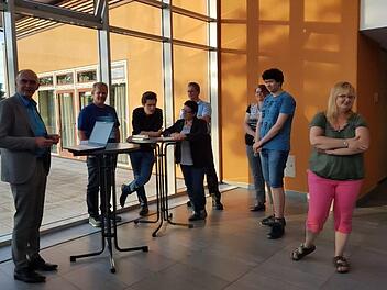 Heinrich Süß (l.) wartete mit Gegnern der Mastanlage um Christiane Kolbet (Mitte) auf das Ergebnis des Bürgerentscheids. Foto: Richard Sänger