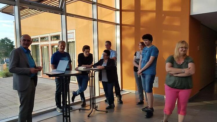 Heinrich Süß (l.) wartete mit Gegnern der Mastanlage um Christiane Kolbet (Mitte) auf das Ergebnis des Bürgerentscheids. Foto: Richard Sänger