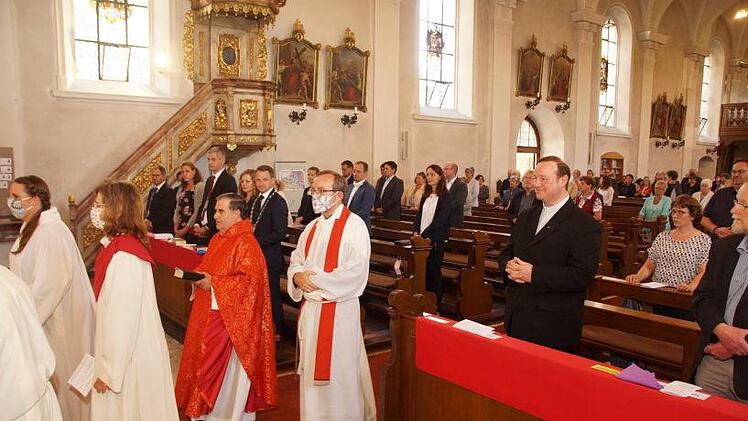 Pfarrer Bernhard Friedmann zieht zum Dankesgottesdienst in die Kirche St. Vitus ein.J. Beck
