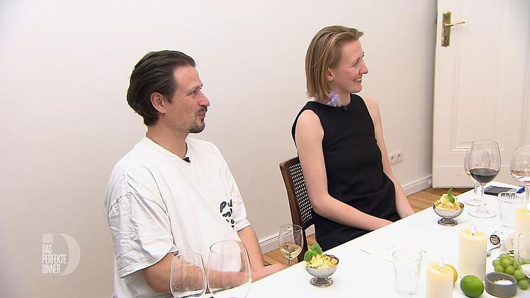 Theresa und Mato freuen sich auf ihr Dessert.