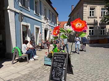 Neben dem Hinterhof bietet das Caf&eacute; Himmel & Erde in Forchheim auch einen gem&uuml;tlichen Caf&eacute;bereich vor dem Haus.