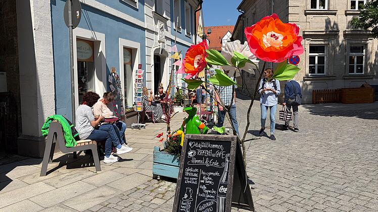 Neben dem Hinterhof bietet das Caf&eacute; Himmel & Erde in Forchheim auch einen gem&uuml;tlichen Caf&eacute;bereich vor dem Haus.