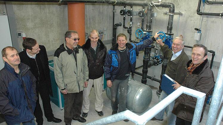 Bei der offiziellen Übergabe in der Pumpstation  dabei waren (von links)  Gemeinderat Willi Ebert (Hohnhäuser Liste), Pfarrer Peter Bauer, Zweiter Bürgermeister Helmut Schwappach (Gemeinwohl), Firmenvertreter Oliver Ehret, Klärwärter Manfred Schirdewahn,  Bürgermeister Karlheinz Denninger (Gemeinwohl) und Architekt Harald Werb. Foto: Schmidt