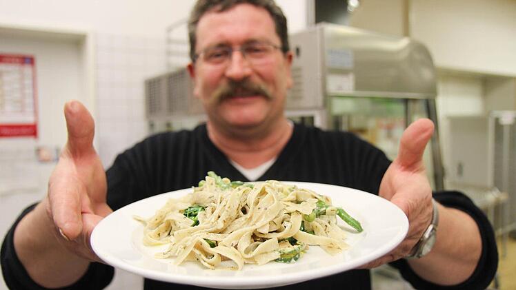 Herbert Wittner pr&auml;sentiert sein Nudelnest. Foto: Michael Gr&uuml;ndel