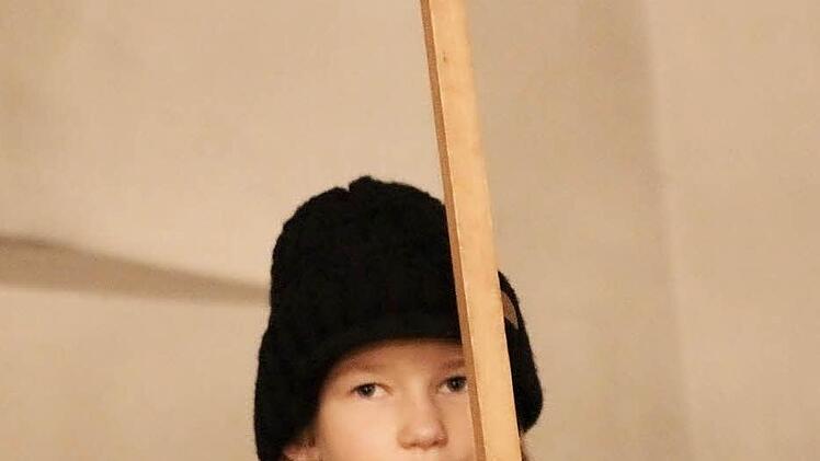 Fiona gibt den Weihnachtsstern.