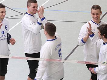Michael Bischoff, Julian Mathan, Michael Kempe, Christian Götz und Felix Gernet klatschen sich ab: Der TV Segnitz qualifizierte sich für die Aufstiegsspiele. Den Meistertitel gab´s dann noch dazu. Foto: Gerd Ludwig