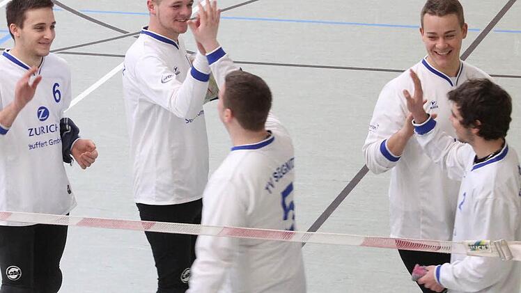 Michael Bischoff, Julian Mathan, Michael Kempe, Christian Götz und Felix Gernet klatschen sich ab: Der TV Segnitz qualifizierte sich für die Aufstiegsspiele. Den Meistertitel gab´s dann noch dazu. Foto: Gerd Ludwig