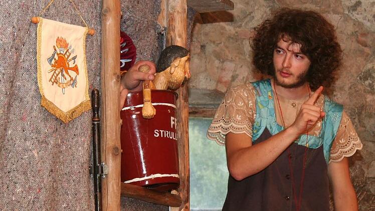 Großmutter (Benjamin Seeberger) lässt sich so leicht nicht aus der Ruhe bringen. Foto: Evi Seeger