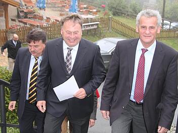 Wenn das keine positive Nachricht ist: Landwirtschaftsminister Helmut Brunner (Mitte) hatte den Förderbescheid für das Kooperationsprojekt "Qualitätsregion wanderbares Deutschland: der Frankenwald" dabei - über 600.000 Euro. Links Kulmbachs Landrat Klaus Peter Söllner, rechts sein Kronacher Kollege Oswald Marr.  Foto: Sonja Adam