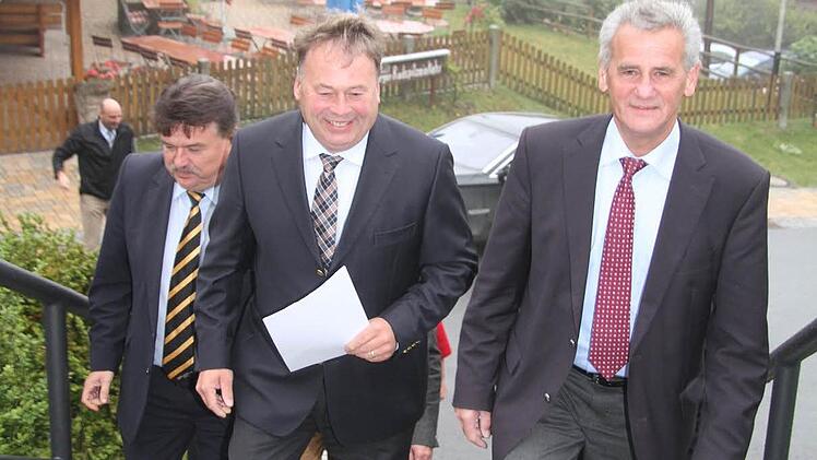 Wenn das keine positive Nachricht ist: Landwirtschaftsminister Helmut Brunner (Mitte) hatte den Förderbescheid für das Kooperationsprojekt "Qualitätsregion wanderbares Deutschland: der Frankenwald" dabei - über 600.000 Euro. Links Kulmbachs Landrat Klaus Peter Söllner, rechts sein Kronacher Kollege Oswald Marr.  Foto: Sonja Adam