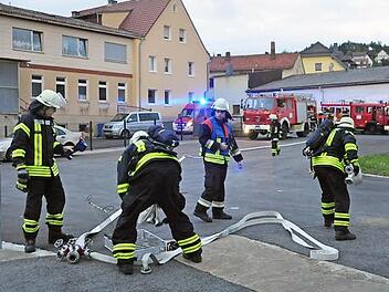 Gemeinsam sind sie stark. Die Haarder Feuerwehr übt mit den Nüdlinger Kollegen.  Foto: Archiv/A. Stollberger