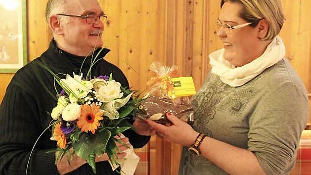 Roland Lang wurde für sein zehnjähriges Musizieren von der Vorsitzenden Heidi Völlner mit Blumen und einem Schokokarpfen belohnt, die anderen Geehrten konnten nicht zur Versammlung kommen. Foto: Johanna Blum