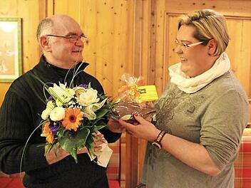 Roland Lang wurde für sein zehnjähriges Musizieren von der Vorsitzenden Heidi Völlner mit Blumen und einem Schokokarpfen belohnt, die anderen Geehrten konnten nicht zur Versammlung kommen. Foto: Johanna Blum