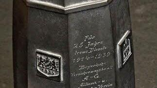 Eine markante Form hat dieser 17,5 Zentimeter hohe Zinnkrug mit dem Bayerischen Wappen und der Jahreszahl 1835. Foto: Bürgerverein Ebern.