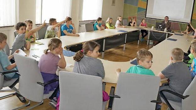 Die Schüler der Klasse 4b besuchten Bürgermeister Udo Baumann im Rathaus. Er lud sie zu einer Kinder-Stadtratsitzung ein.  Foto: Marion Eckert