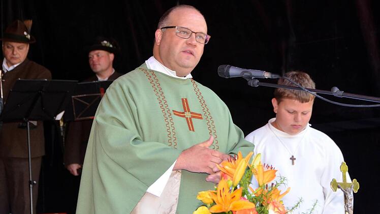 Pfarrer Greiner hielt die Hubertusmesse.  Fotos: Peter Rauch
